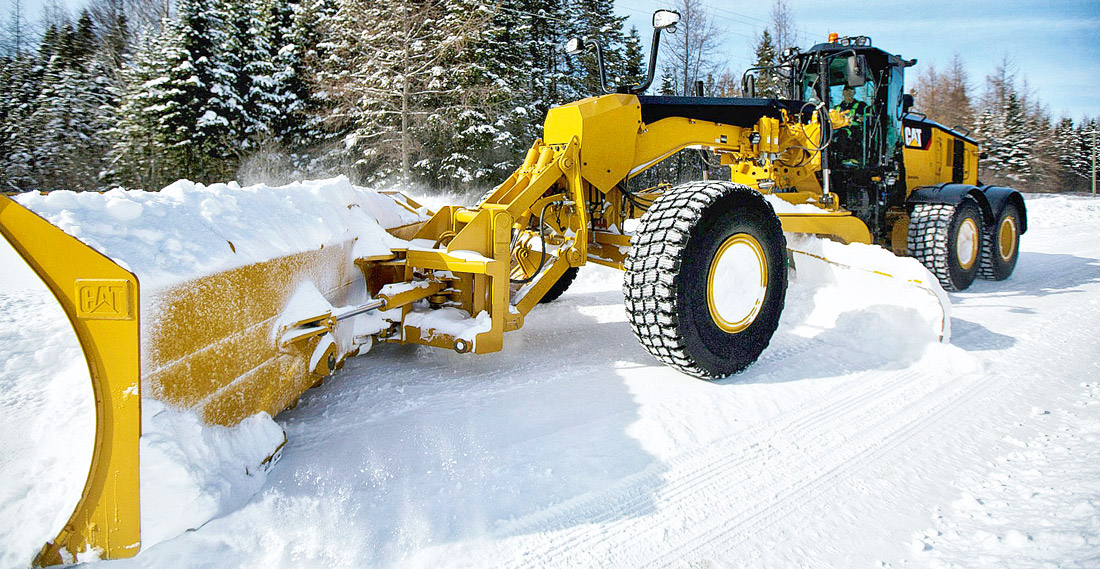 Автогрейдер отлично справляется с расчисткой дорог от снега