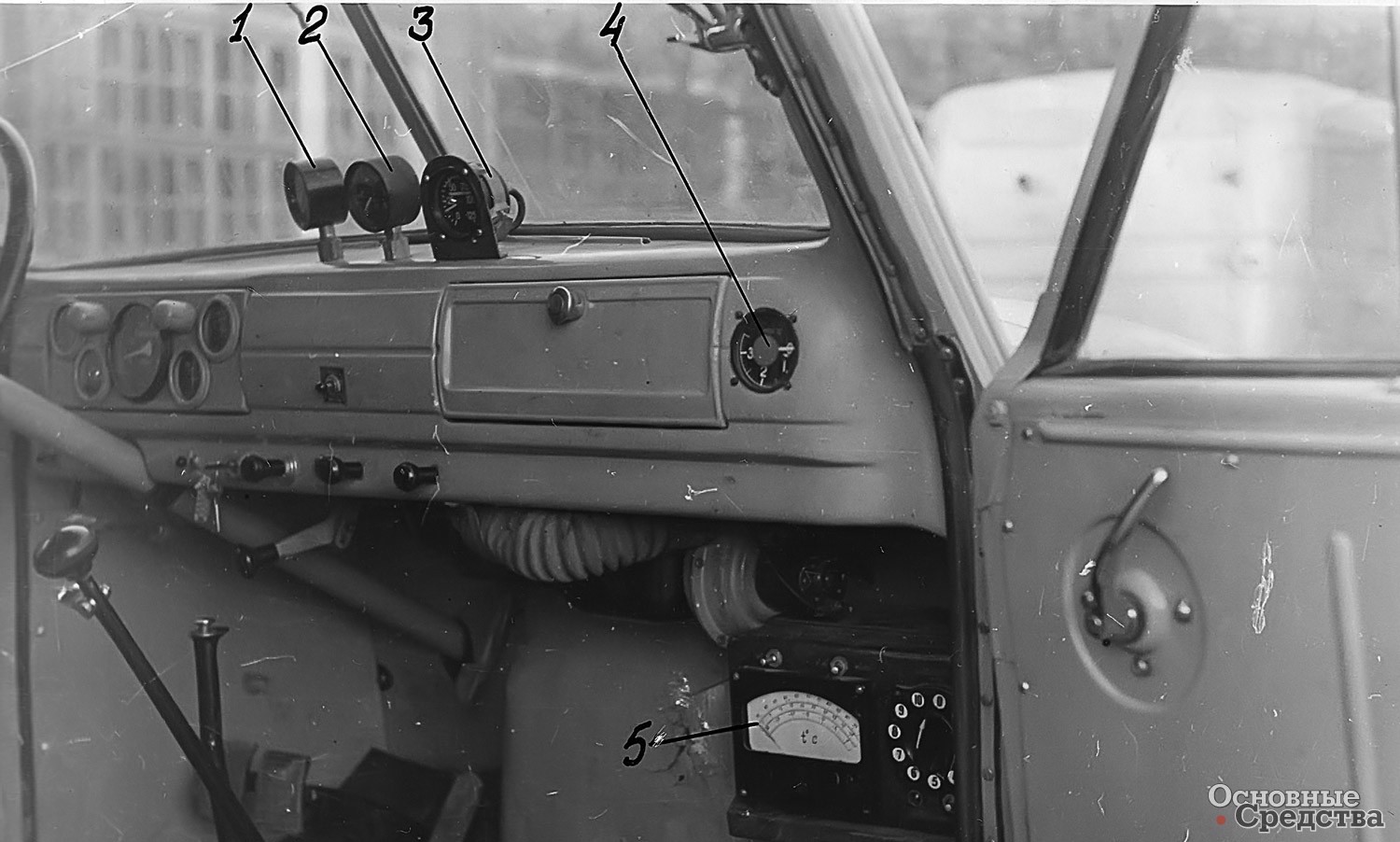 Расположение приборов в кабине рефрижераторного автомобиля ГАЗ-51: 1 – манометр, показывающий давление сжиженного метана в бачке; 2 – манометр, показывающий давление метана после первой ступени редуктора; 3 – дистанционный термометр; 4 – термометр термоэлектрический; 5 – указатель электрического термометра сопротивлений ЭТ-2