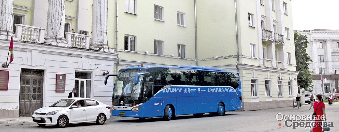 Автобус у администрации г. Новомосковска