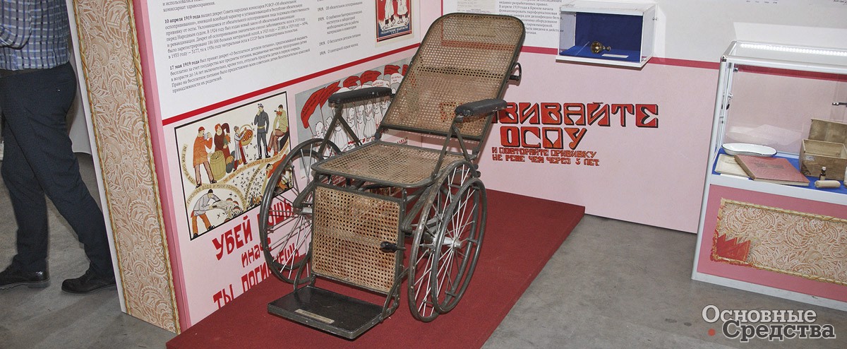 Кресло-каталка из музея В.И. Ленина в Горках