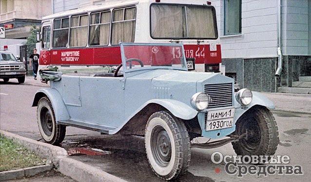 Автомобиль НАМИ-1 № 375 «Музея Гидромаш» на улице Н. Новгорода по случаю празднования дня города в 1996 г.