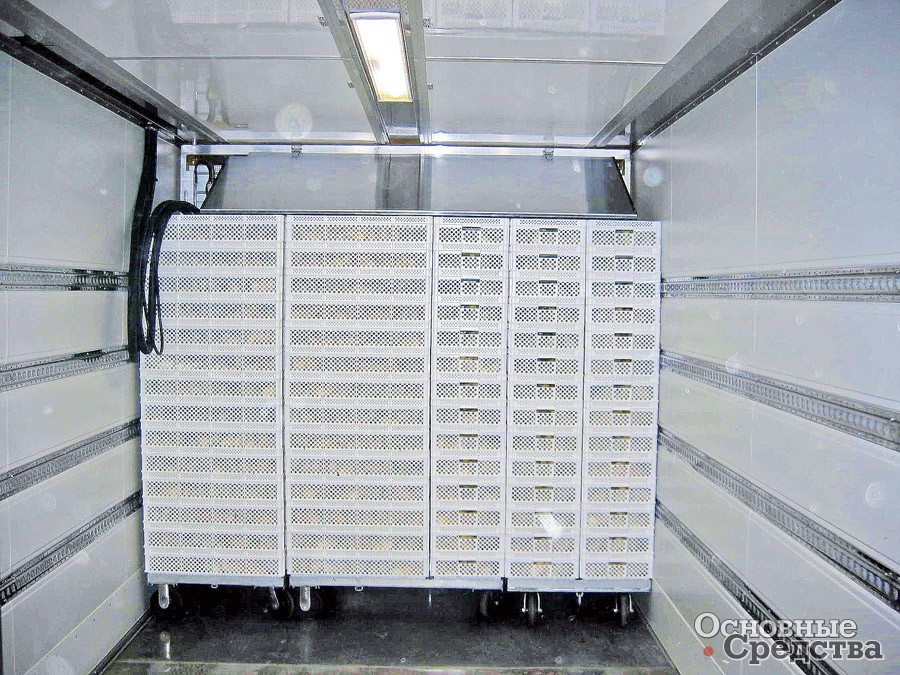 Для летних перевозок новый полуприцеп-цыплятовоз компании «АВТОполюс» снабжен системой охлаждения, создающей комфортные условия транспортировки для 130 тысяч цыплят даже при внешней температуре воздуха до +45 °С