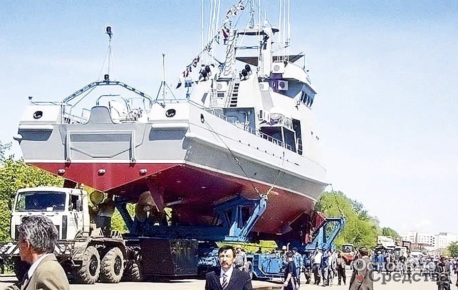 Перевозка судна на модульном транспортном средстве завода «Уралавтоприцеп»