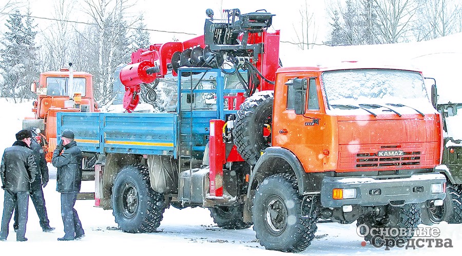Бурильные машины на колесной базе могут использоваться в качестве грузовика с КМУ