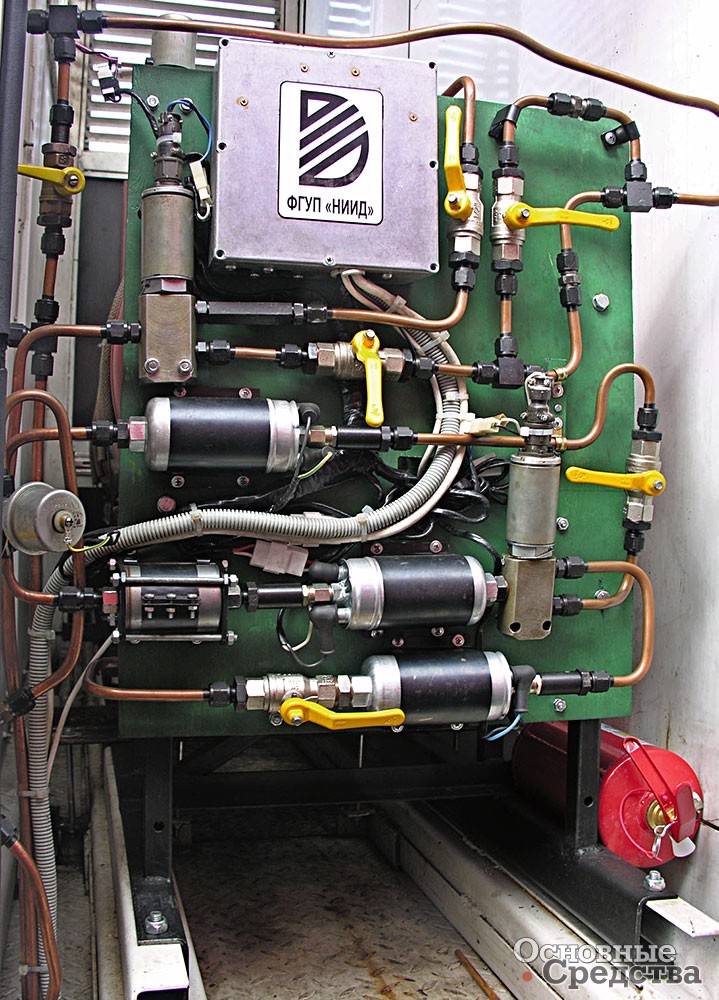 Монтажный щит с аппаратурой двухтопливной системы на КамАЗ-65117