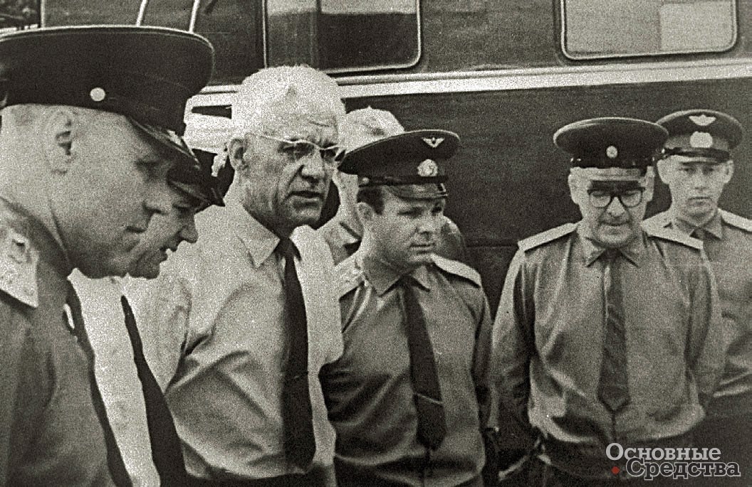 В июле 1966 г В.А. Грачёв (второй слева) знакомил с ПЭУ-1 делегацию, в составе которой были летчики-космонавты Ю.А. Гагарин и А.А. Леонов
