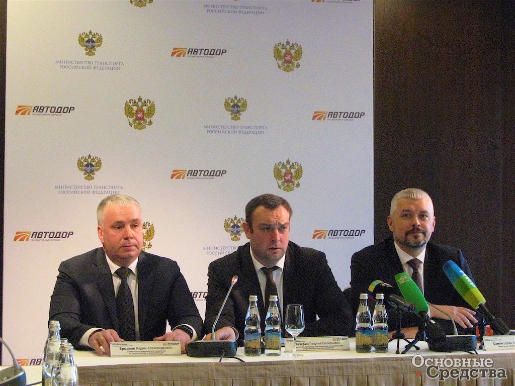 На пресс-конференции, заместители председателя правления компании «Автодор», слева направо: Ермилов В.А., Чичерин Г.В. и Сажин Б.А.