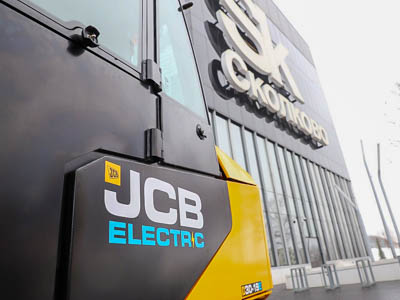 Посетителям «Чистой страны» рассказали об инновационной линейке электрической техники JCB