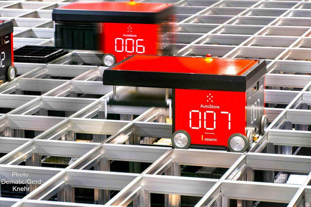 Компания «Дематик» установила систему AutoStore с более чем 45 000 лотков на Заводе комбинированной техники Siemens (Siemens WKC) в городе Хемниц, Германия. Для обработки заказов используются 34 мобильных робота