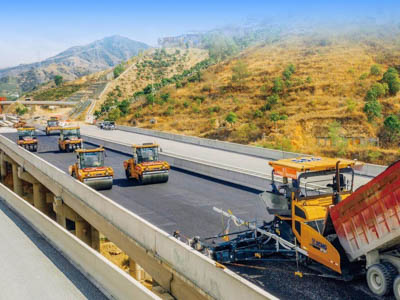 Беспилотная дорожная техника XCMG строит автостраду в пустыне