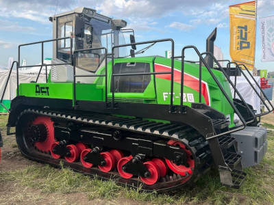 Новый российский сельскохозяйственный трактор на гусеничном ходу