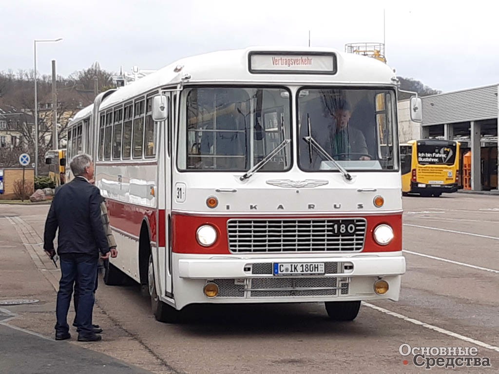 Городской сочлененный автобус Ikarus 180