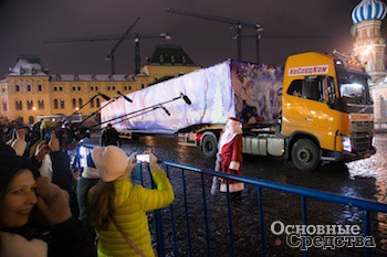 Volvo FH16 доставил главную новогоднюю елку страны в Кремль
