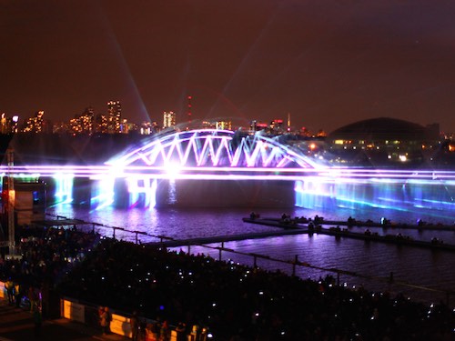 Лазерная проекция Крымского моста - на Гребном канале в Москве