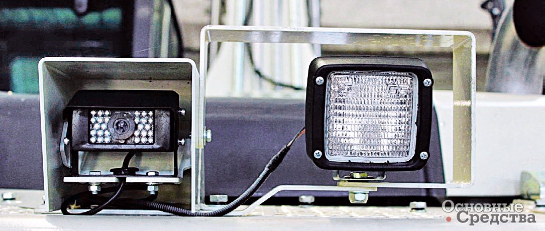 Камера заднего вида с подсветкой и фонарем