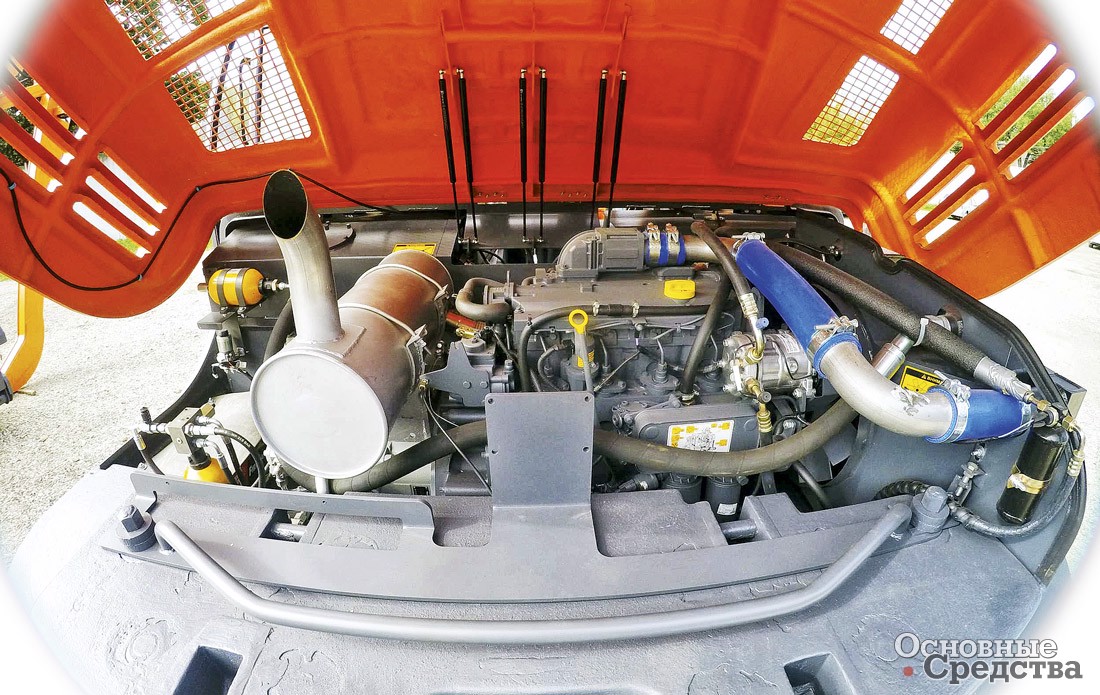 На экскаваторах UMG двигатель надежно защищен капотом, но легко доступен при обслуживании