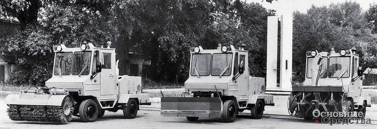 Шасси БАЗ-3979 с тремя видами навесного оборудования: щетка, лопата и фреза