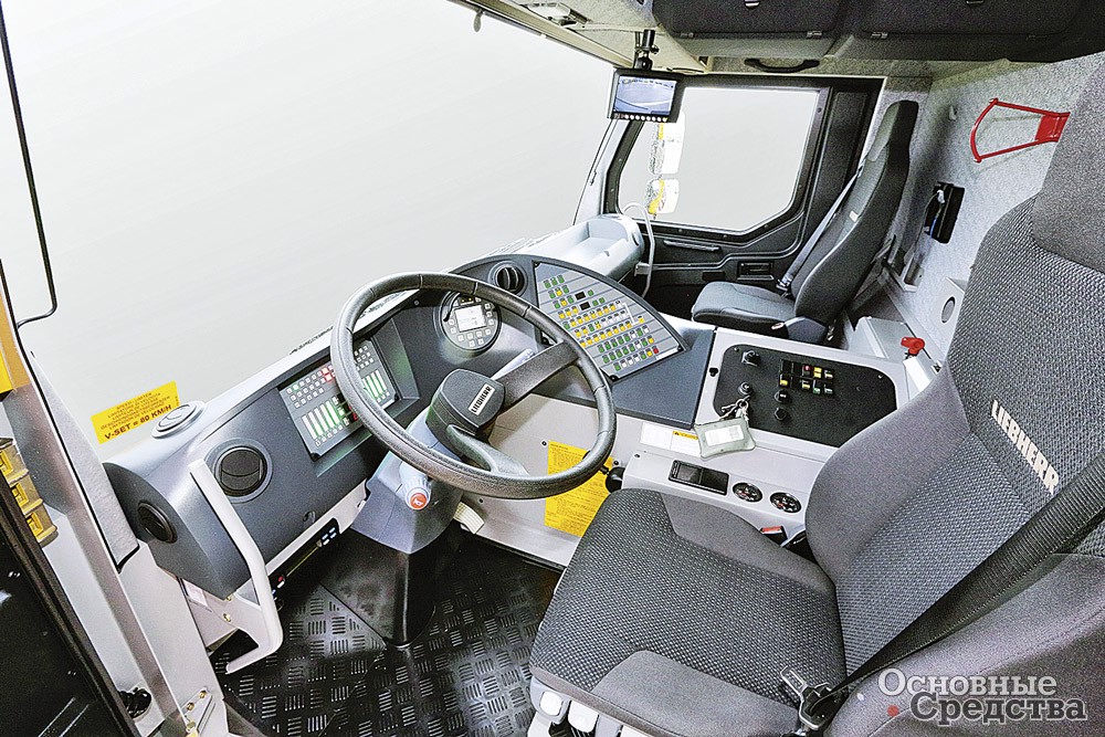 В удобной кабине LTM 1750-9.1 предусмотрено электрогидравлическое рулевое управление четырьмя задними мостами 9-осного шасси