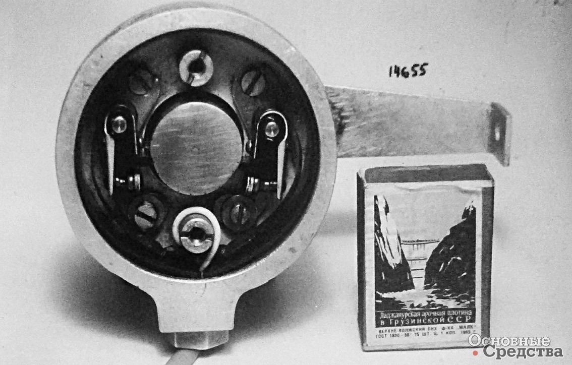 Электроконтактный датчик положения кузова. 1963 г.