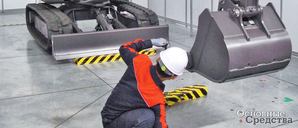 Конкурсант ремонтирует экскаватор Volvo EC55B Pro, компетенция «Обслуживание тяжелой техники