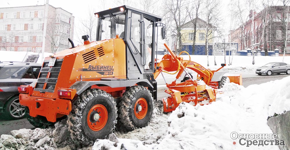 Формирование снежного вала грейдером DM-14 Завода «Дорожных машин»