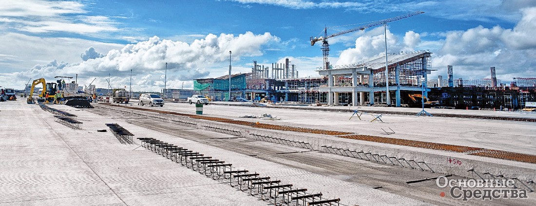 Цементоукладчик Wirtgen на строительстве международного аэропорта Джокьякарта на острове Яве, Индонезия