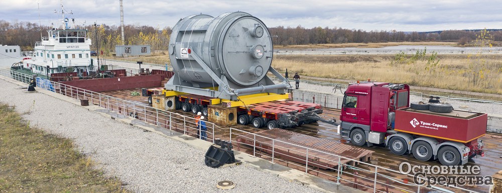 Процесс выкатки реакторов в док-камере возле г. Нижнекамск