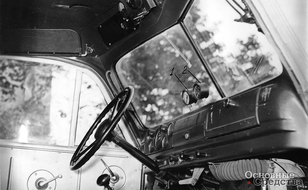 [b]Расположение манометров на переднем щитке кабины водителя рефрижераторного автомобиля ГАЗ-51:[/b] 1 – манометр, показывающий давление сжиженного метана в бачке; 2 – манометр, показывающий давление газа после первой ступени редуктора