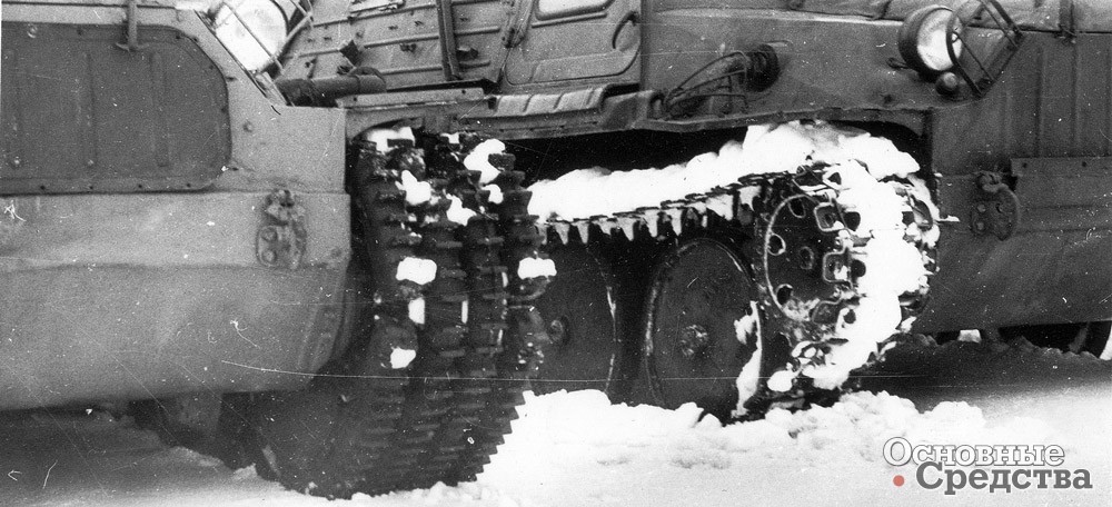 Движение транспортеров ГАЗ-47 и ГАЗ-47-ПГ по снежной целине при температуре воздуха 0 °С