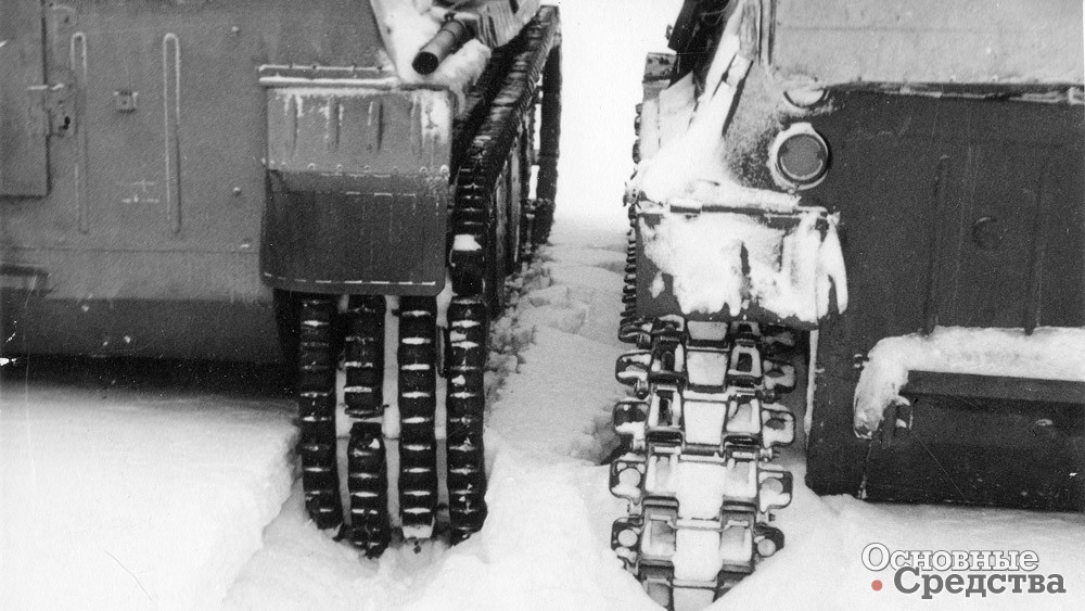 Движение транспортеров ГАЗ-47 и ГАЗ-47-ПГ по снежной целине