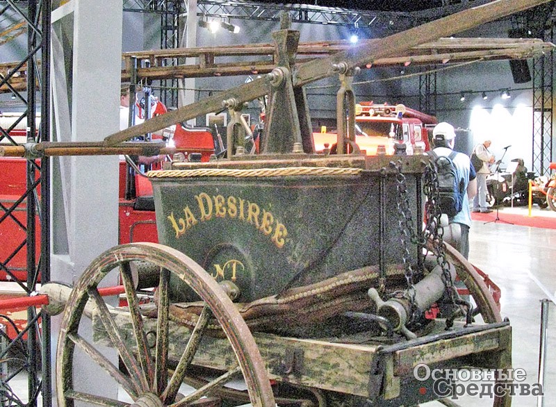 Французский ручной пожарный насос второй половины XIX века на конной тяге