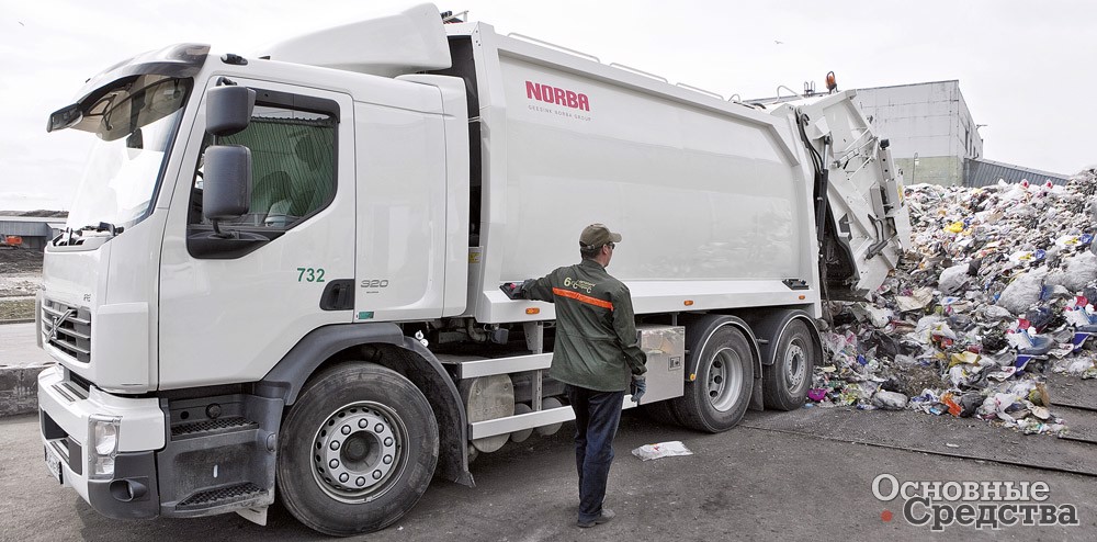 Разгрузка мусоровоза на  сортировочном пункте в Санкт-Петербурге