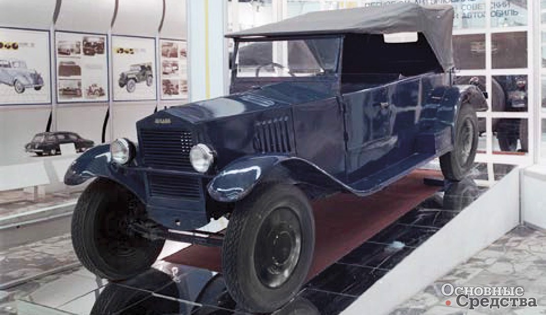 Рис. 9. Автомобиль НАМИ-1 на стенде НАМИ на выставке «Автодизайн-88»