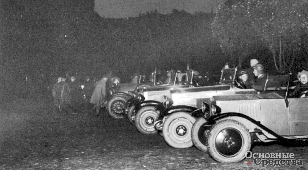 Автомобиль с кузовом светлого цвета на старте пробега. Предположительно 22 июня 1929 г., когда старт скоростному пробегу Москва–Нижний Новгород–Москва был дан в 4 часа утра