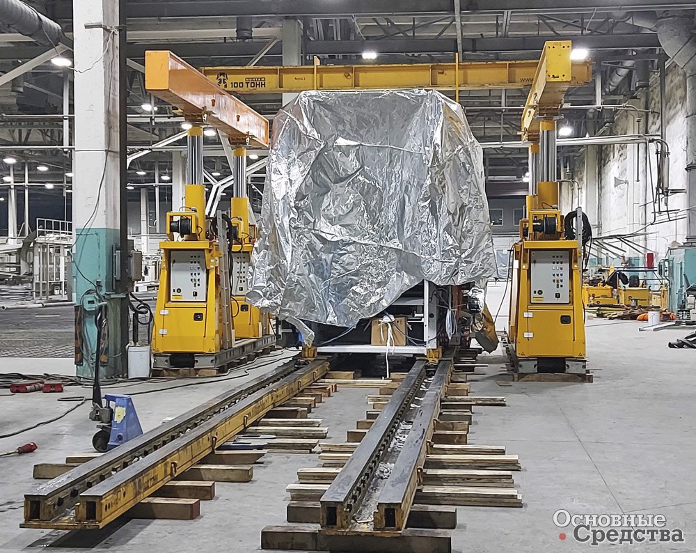 Скользящую часть скиддинг-системы покрывают графитом. Толкает груз гидравлический домкрат