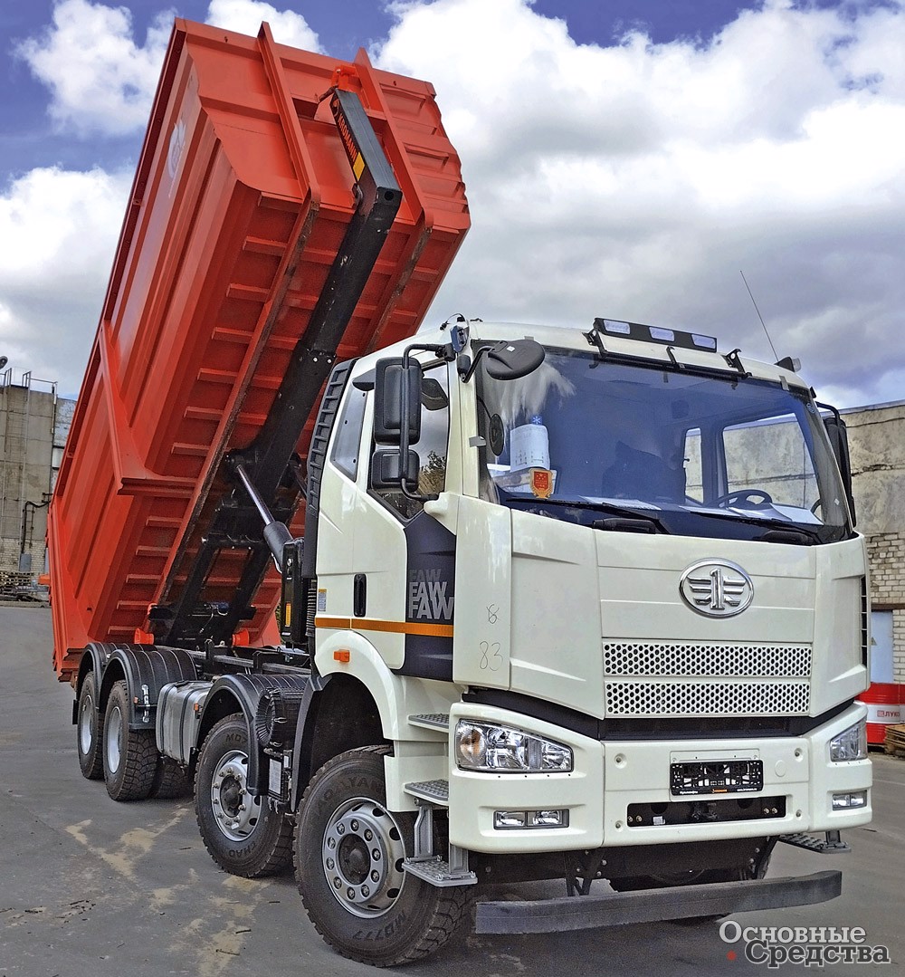 Бюджетный мультилифт на шасси FAW CA3310 8x4 с крюком KROMANN XL26S.62.6 и сменным кузовом V39 Ubox объемом 39 м[sup]3[/sup]