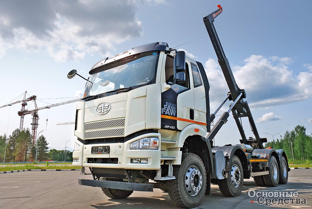 Магистральный мультилифт на шасси FAW CA3310 с крюком KROMANN XL26S.62.6 для перевозки больших объемов металлолома