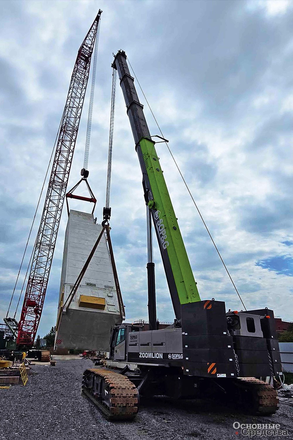 Кран Zoomlion ZCT1500V6 в паре с краном Zoomlion QUY500 на монтаже объекта Лебединского ГОКа (фото «СОПиГ»)
