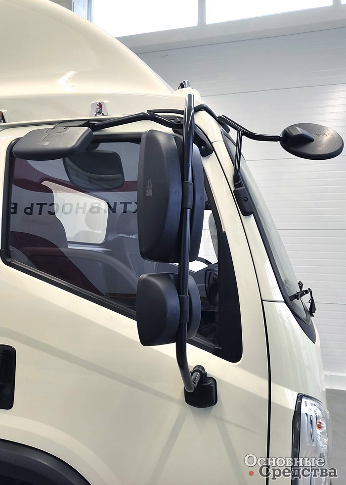 Система зеркал правого борта. Самое большое с подогревом