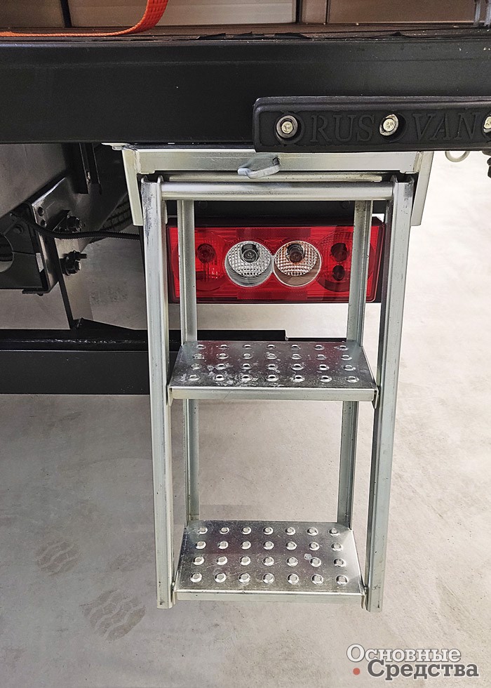 Выдвижная лесенка для подъема в кузов