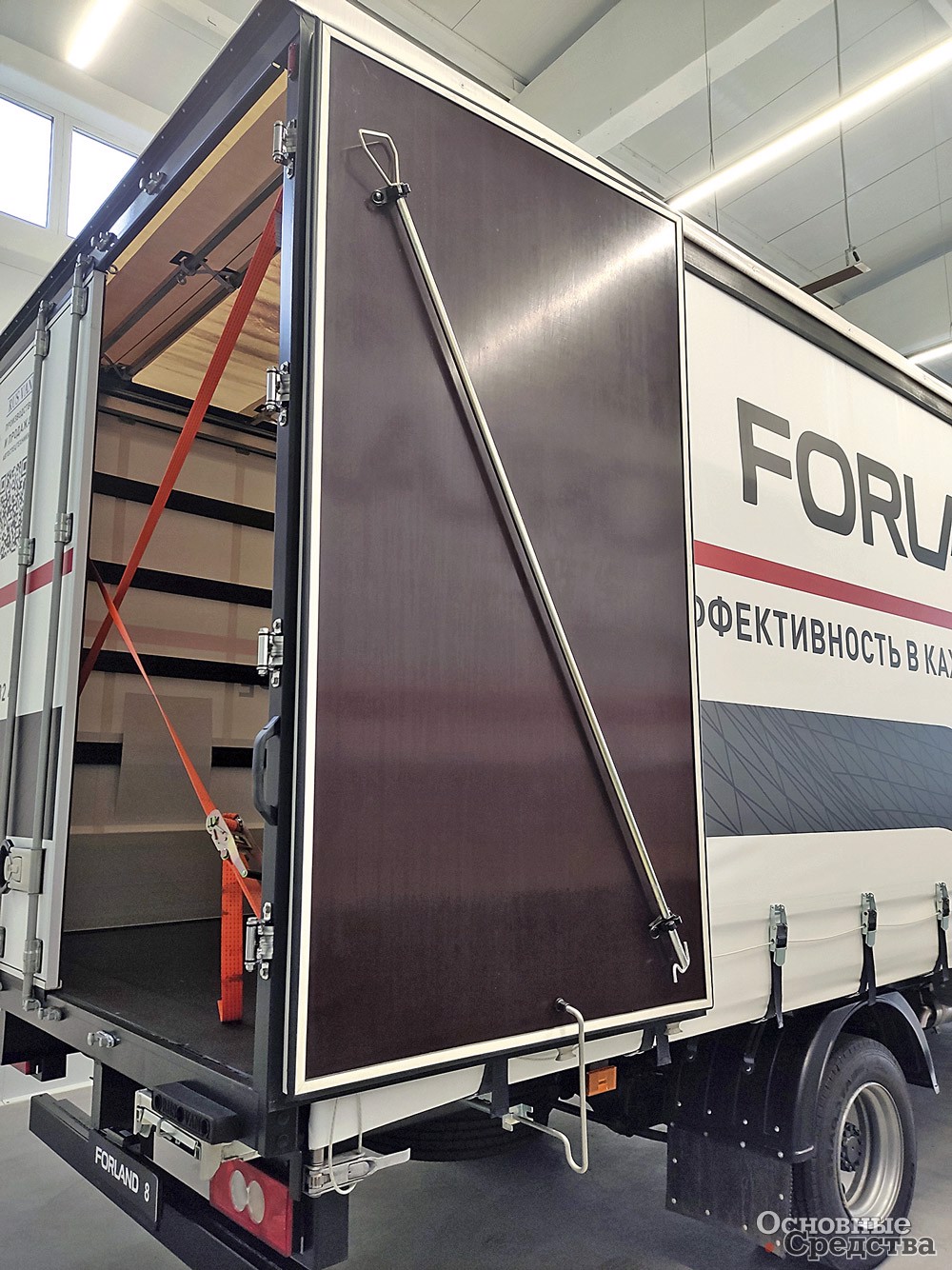 Предусмотрено место для хранения багра