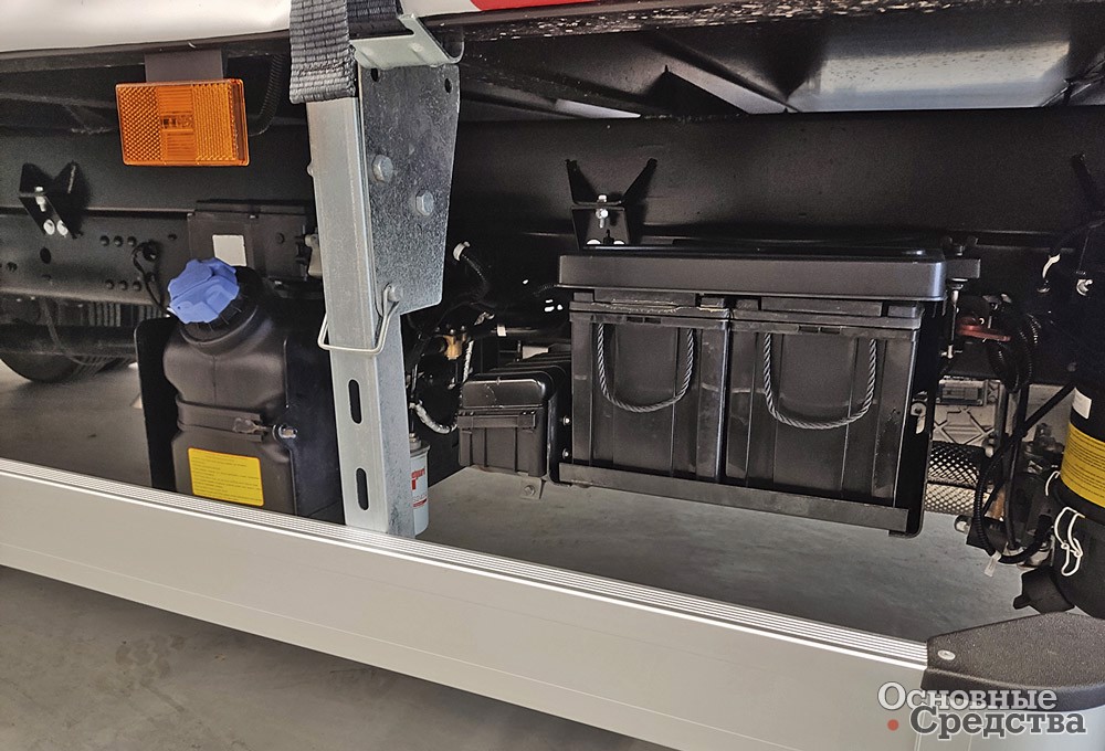 Блок АКБ емкостью 120 А∙ч и бачок для мочевины