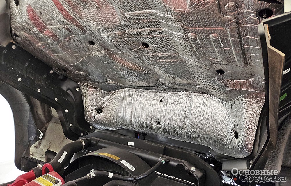 Пол кабины оклеен усиленной термошумоизоляцией