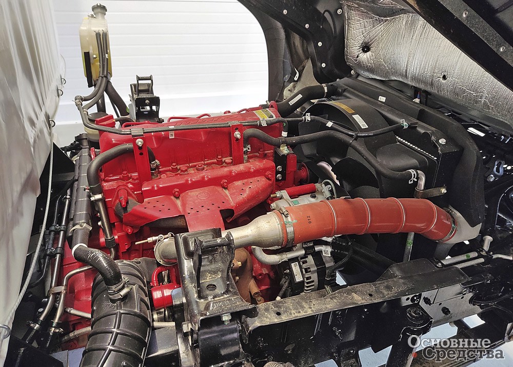 На двигателе Cummins предусмотрено место для монтажа компрессора ХОУ
