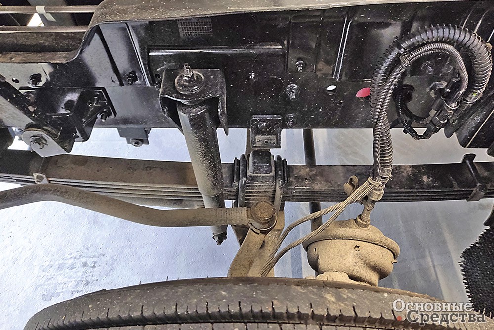 Передняя подвеска: рессора с амортизатором