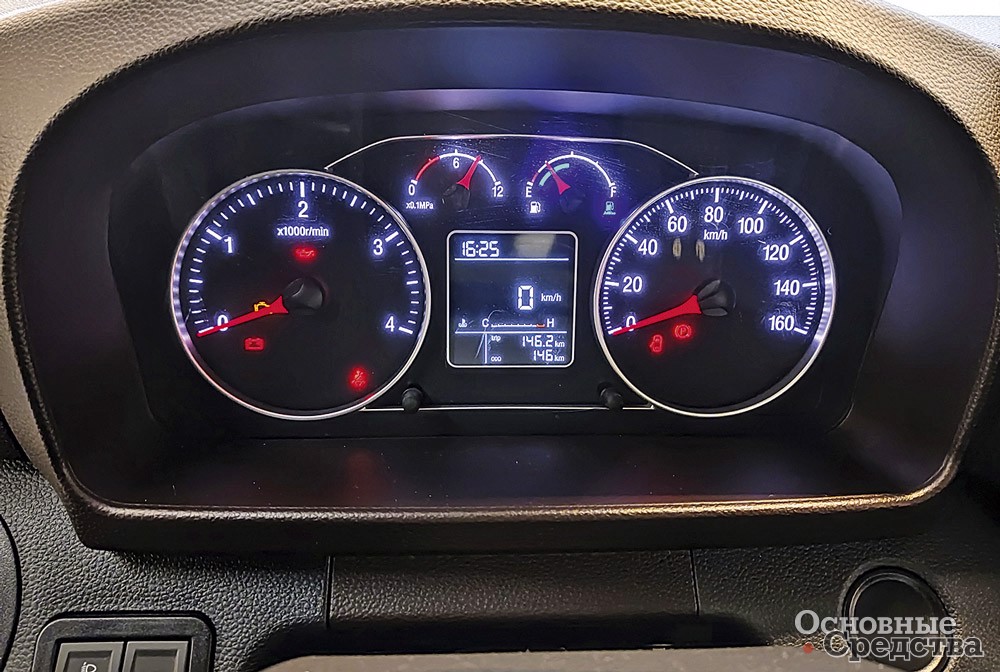 Комбинация приборов выполнена лаконично и изящно