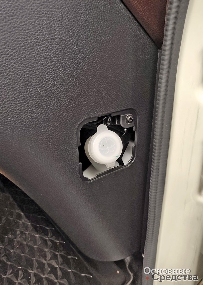 Бачок стеклоомывателя за правой дверью