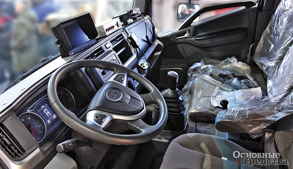 В кабине пожарного автомобиля на шасси JAC располагаются дополнительные пульты управления пожарным оборудованием