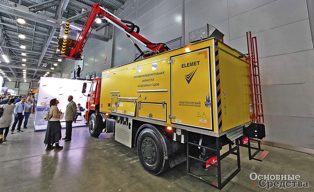 Машина противообледенительной обработки воздушных судов «Гейзер-Элемет» электрогорского завода «Элемет»