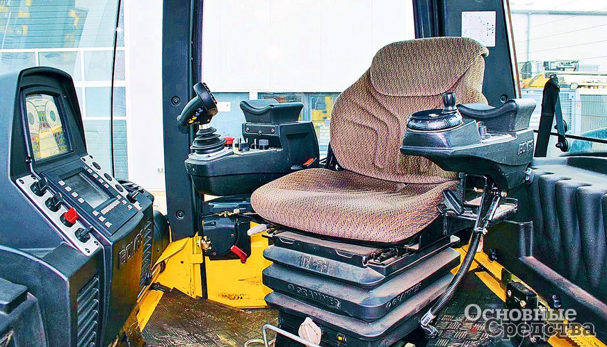 Кресло оператора BW 154 AP-4 устроено так, что в нем гасятся вибрации. Сиденье оператора может смещаться вбок и серийно комплектуется двумя рычагами для управления